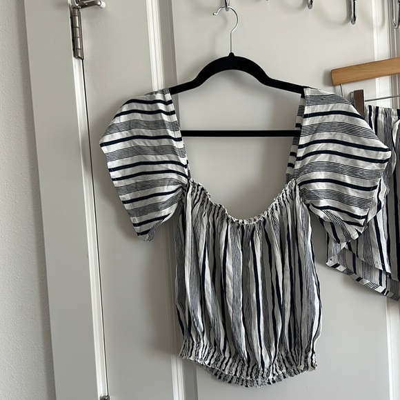 Lost in Paradise - 2 piece set - off shoulder top and flow shorts - Picture 2 of 8